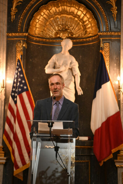 Graham Robb accepting the 2022 prize for his book "France: An Adventure History"